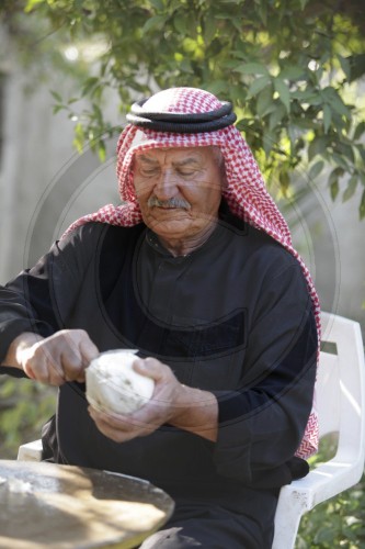 Jordanier mit einer Pomelo