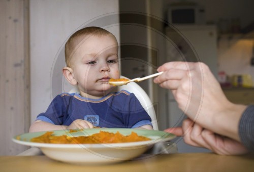 Kleinkind isst Brei