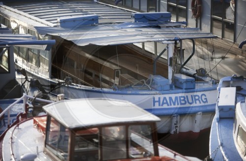 Boote im Hafen von Hamburg