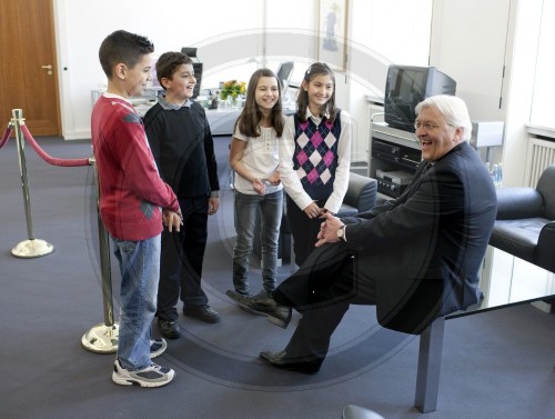 STEINMEIER mit Kindern in seinem Buero