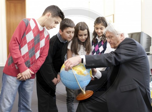 STEINMEIER mit Kindern in seinem Buero