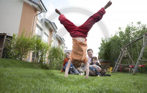 Familie im Garten