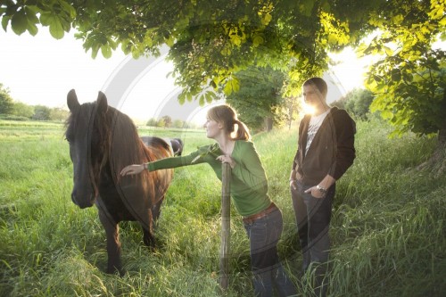 Junges Paar mit Pferd