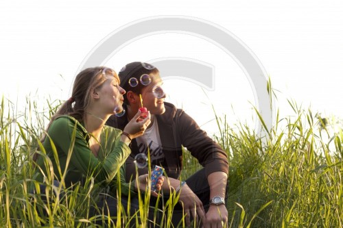 Junges Paar mit Seifenblasen
