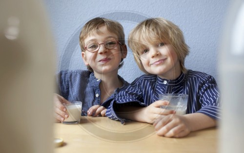 Zwei Brueder trinken Milch