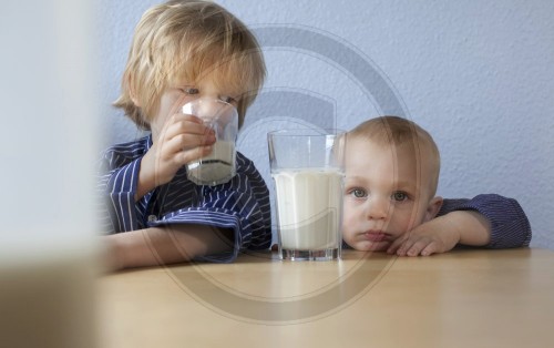 Zwei Brueder trinken Milch