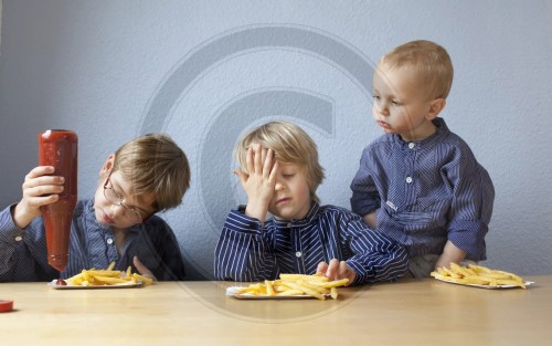 Kinder essen Pommes Frites