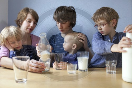 Familie trinkt Milch