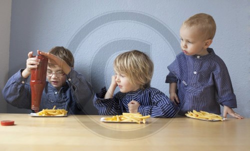 Kinder essen Pommes Frites