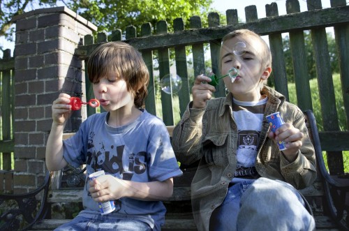 Kinder mit Seifenblasen