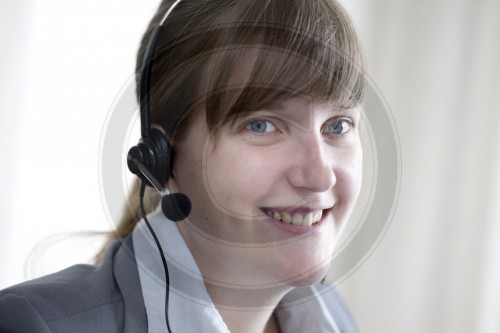 Mitarbeiterin im Call Center