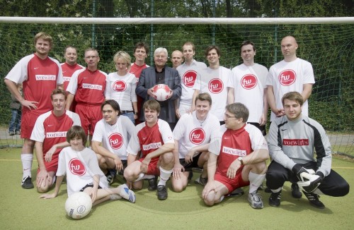 STEINMEIER mit Fussballmannschaft