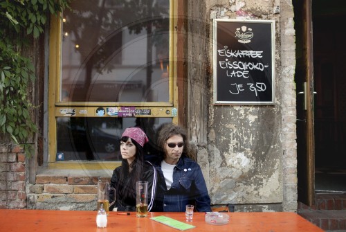 Paar im Cafe Kitz an der Tucholskystraße in Mitte