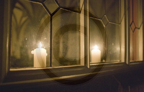 Kerzen in einem Klosterfenster