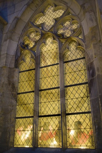 Kerzen in einem Klosterfenster