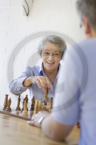 Seniorin spielt Schach