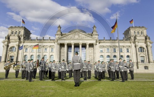 Stabsmusikkorps der Bundeswehr vor dem Reichstag