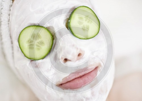 Junge Frau mit Gesichtsmaske