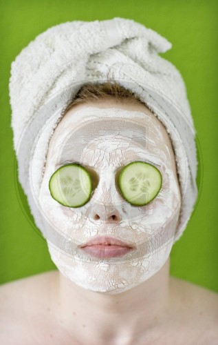 Junge Frau mit ausgetrockneter Gesichtsmaske