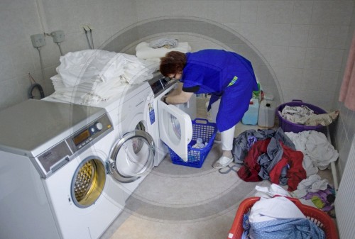 Arbeiterin beim Waesche waschen