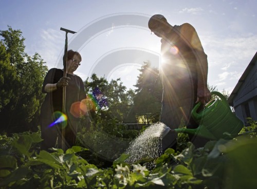Ehepaar bei der Gartenarbeit