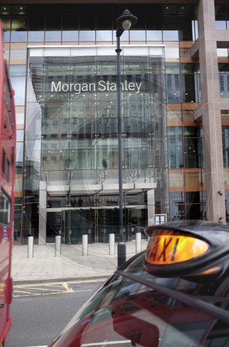 Wartendes Taxi vor der Morgan  Stanley  Bank in London