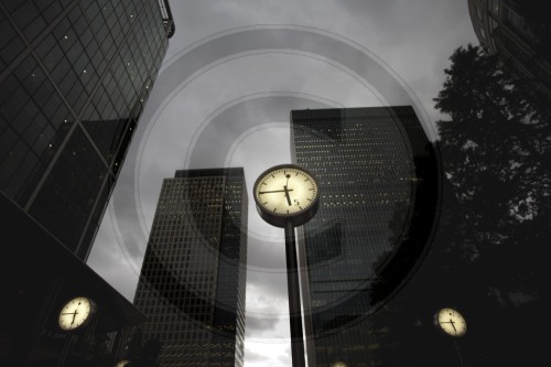 Uhren im Bankenviertel am Canary Wharf in London, 11.08.2009.