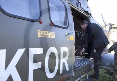 Guido WESTERWELLE , FDP , Bundesaussenminister, besucht das KFOR Hauptquartier in Pristina