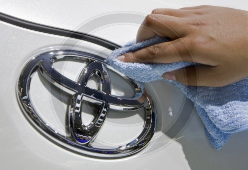 Firmenlogo von Toyota wird geputzt