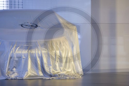Verhuellter Opel Astra auf der IAA