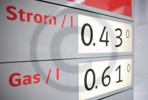 Strom- und Gaspreise fuer Autos an einer Preistafel