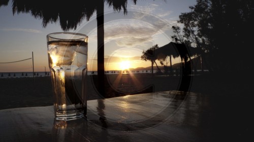 Wasserglas in einer Strandbar