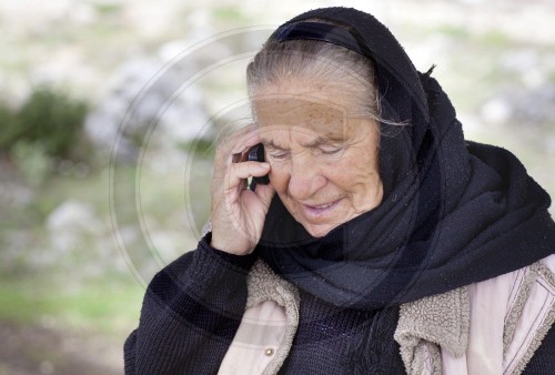 Alte Frau mit Handy in Albanien | Old woman with cell phone in Albania