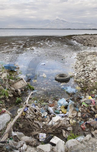 Muell im Jezero See in Albanien | Garbage in Jezero lake in Albania