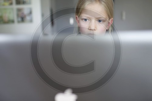 Junges Maedchen mit einem Laptop