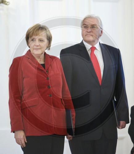 STEINMEIER und MERKEL erhalten ihre Entlassungsurkunden