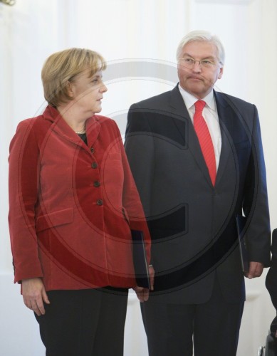 STEINMEIER und MERKEL erhalten ihre Entlassungsurkunden