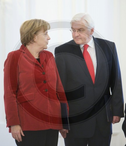 STEINMEIER und MERKEL erhalten ihre Entlassungsurkunden