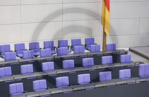 Leere Regierungsbank im Bundestag
