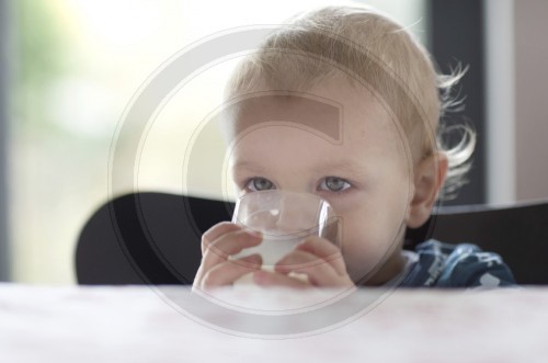 Kleines Kind trinkt Milch
