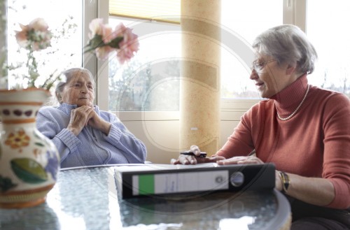 Tochter mit ihrer  94 jährigen Mutter im Altenpflegeheim