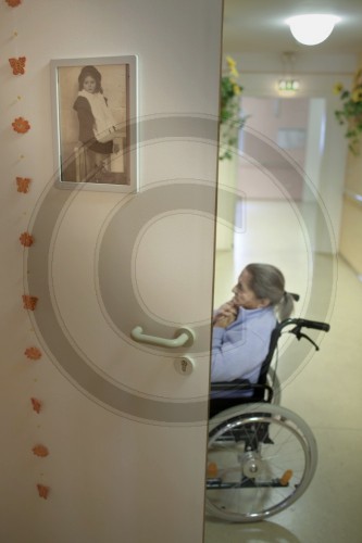 94 jährige Frau im Altenpflegeheim