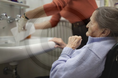 94 jährige Frau wird gewaschen
