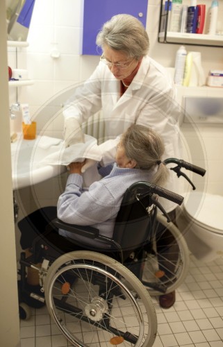 94 jährige Frau wird gewaschen