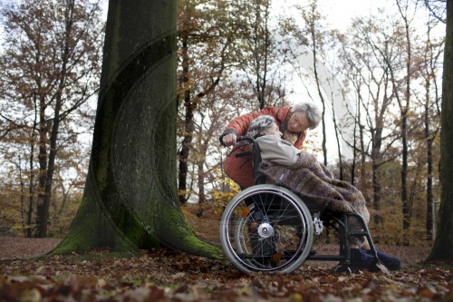 Tochter mit ihrer  94 jährigen Mutter in einem Wald