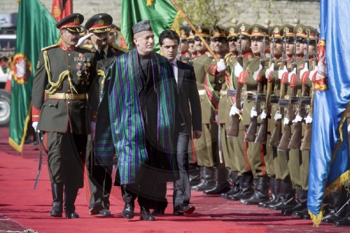 Hamid Karzai auf dem Weg zu seiner Vereidigung