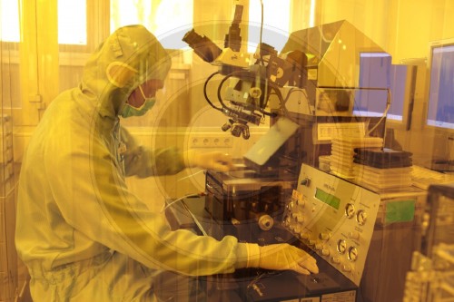 Laserproduktion im Reinraum der Firma Innolume in Dortmund