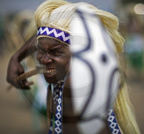 Afrikanischer Tänzer in traditioneller Kleidung in Ruanda