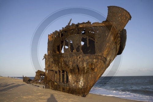 Schiffswrack am Strand von Beira