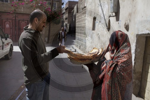 Frau verkauft Brot im juedischen Viertel im Jemen